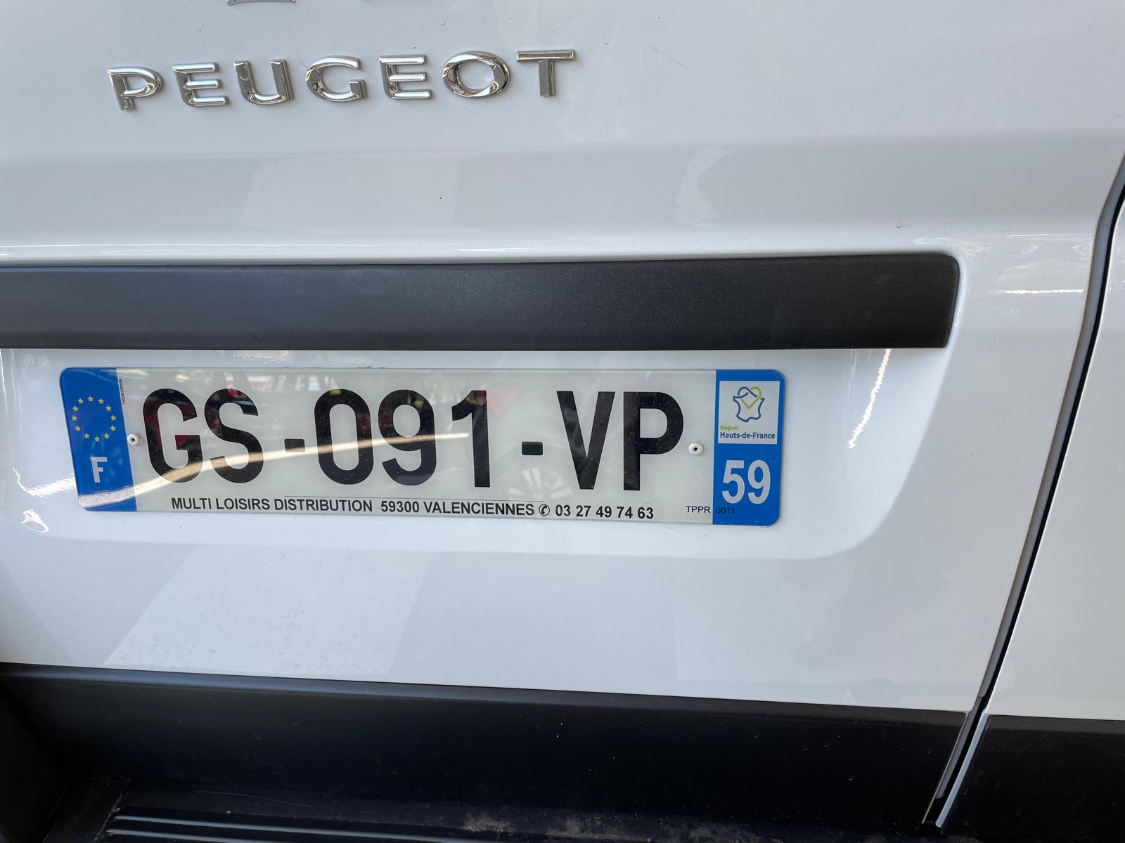 Camping-car Peugeot Carado GS-091-VP volé à Orsinval — vue générale